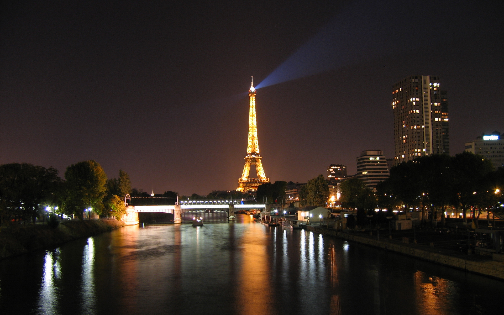 ppt背景图片巴黎铁塔