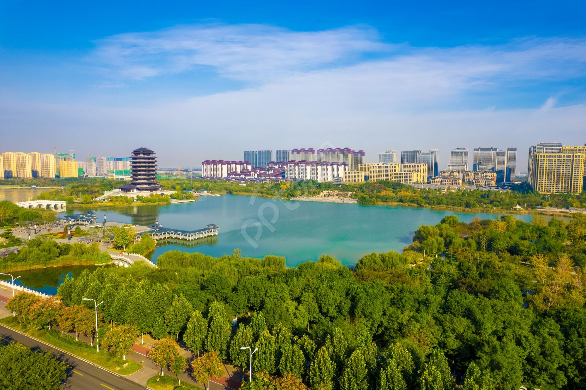 盛夏季节公园建筑湖边高塔风景图片