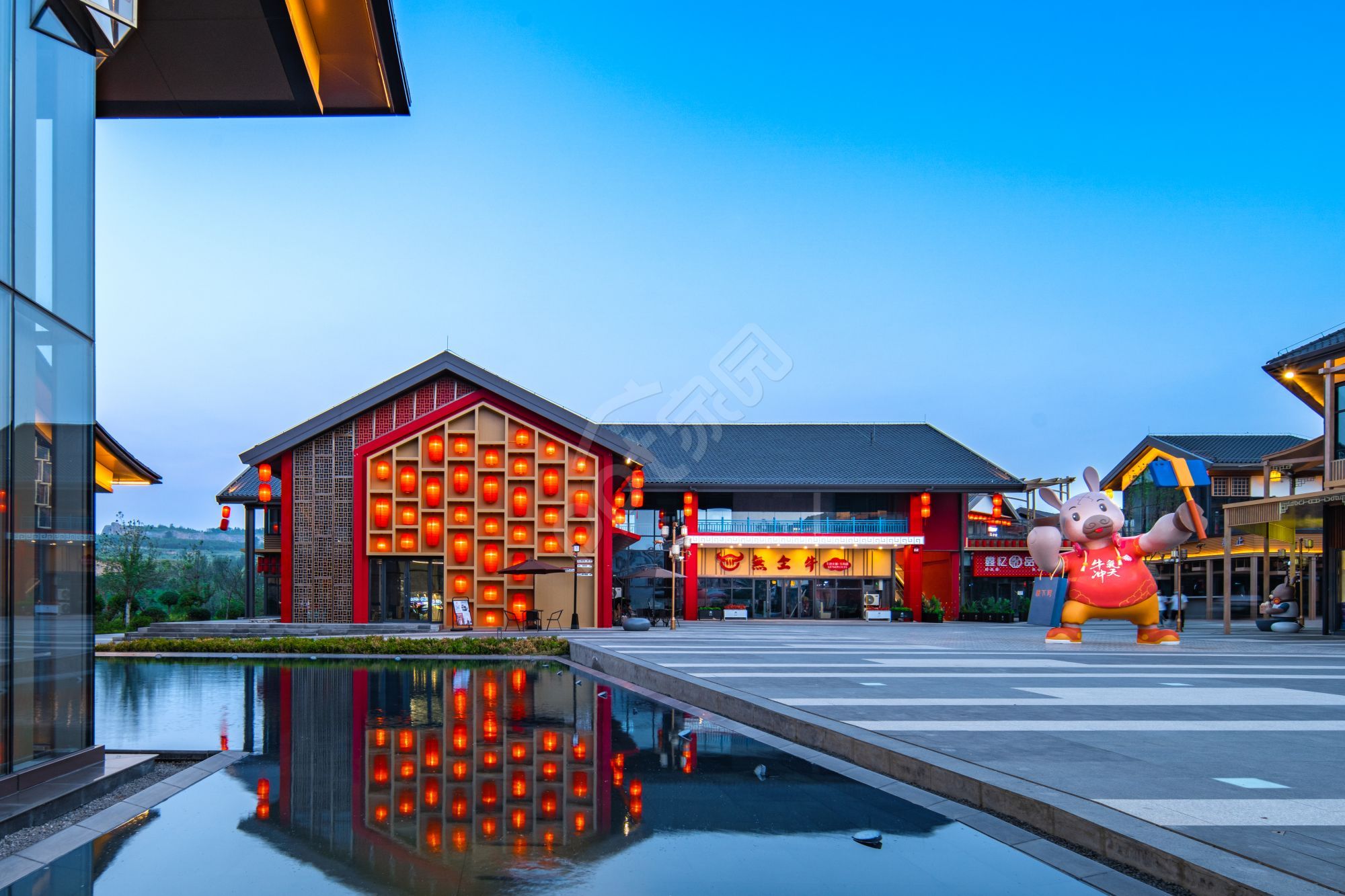 中国风建筑蓝色天空背景商务PPT背景图片